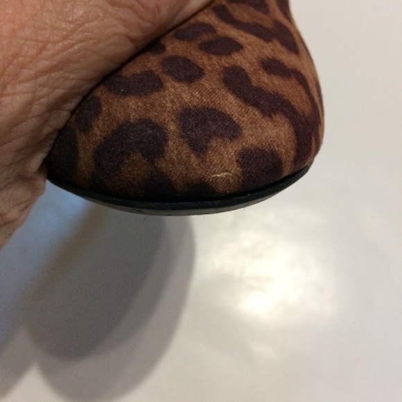 Libby Edelman Jenna Leopard Print Block Heel Pump - Picture 9 of 9